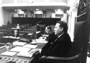 Griffier Bert Hubert staat de 'ad hoc- Kamervoorzitter terzijde (Fotobureau Thuring BV 's-Gravenhage)