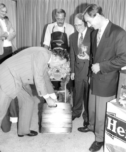 De tapper van het eerste bokbiertje moest zelf het vat aansluiten, onder toeziend oog van Kees Zijlstra (PvdA), Jan van Groesen en, op afstand, Erik van der Meulen (Foto: Cees Zorn, den Haag)