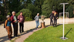 Toelichting van Coen Vernooij in de tuin van Stichting Moria