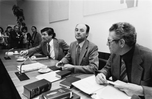 Wim Aantjes achter de bestuurstafel in de CDA-fractiekamer, met aan zijn zijde Ruud Lubbers en Gerard van Leijenhorst (1978)