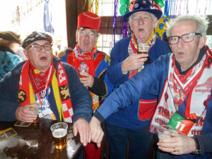 Kwajongens Martin, Ger en Gerard, met vriend Frans in Cafe Daen (Foto: Ad Lansink)