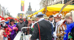 Bier op Blauwe Steen - Naast Prins Stasiu I Gerard van Groningen met boerenpet (Foto: Ad Lansink)