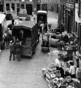 Bedrijvigheid op de Korenmarkt, 1955 (GA 6427 - Fotograaf onbekend) 