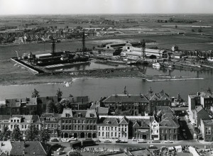 Zicht op Rijn en Arnhemse Scheepsbouw Maatschappij - Op de voorgrond Trans en Weerdjesstraat - (GA 7949, Dick Renes)