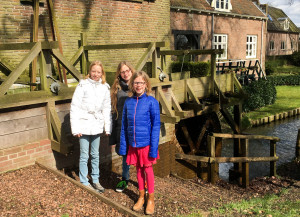 Wel 'lieverdjes' : Femke Nijhuis en Amy en Vera Bolck voor de oude watermolen (Foto Ad Lansink)