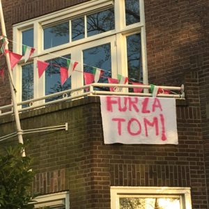 Forza Tom: een terechte aansporing op de Nijmeegse Oranjesingel (Foto: Ad Lansink)